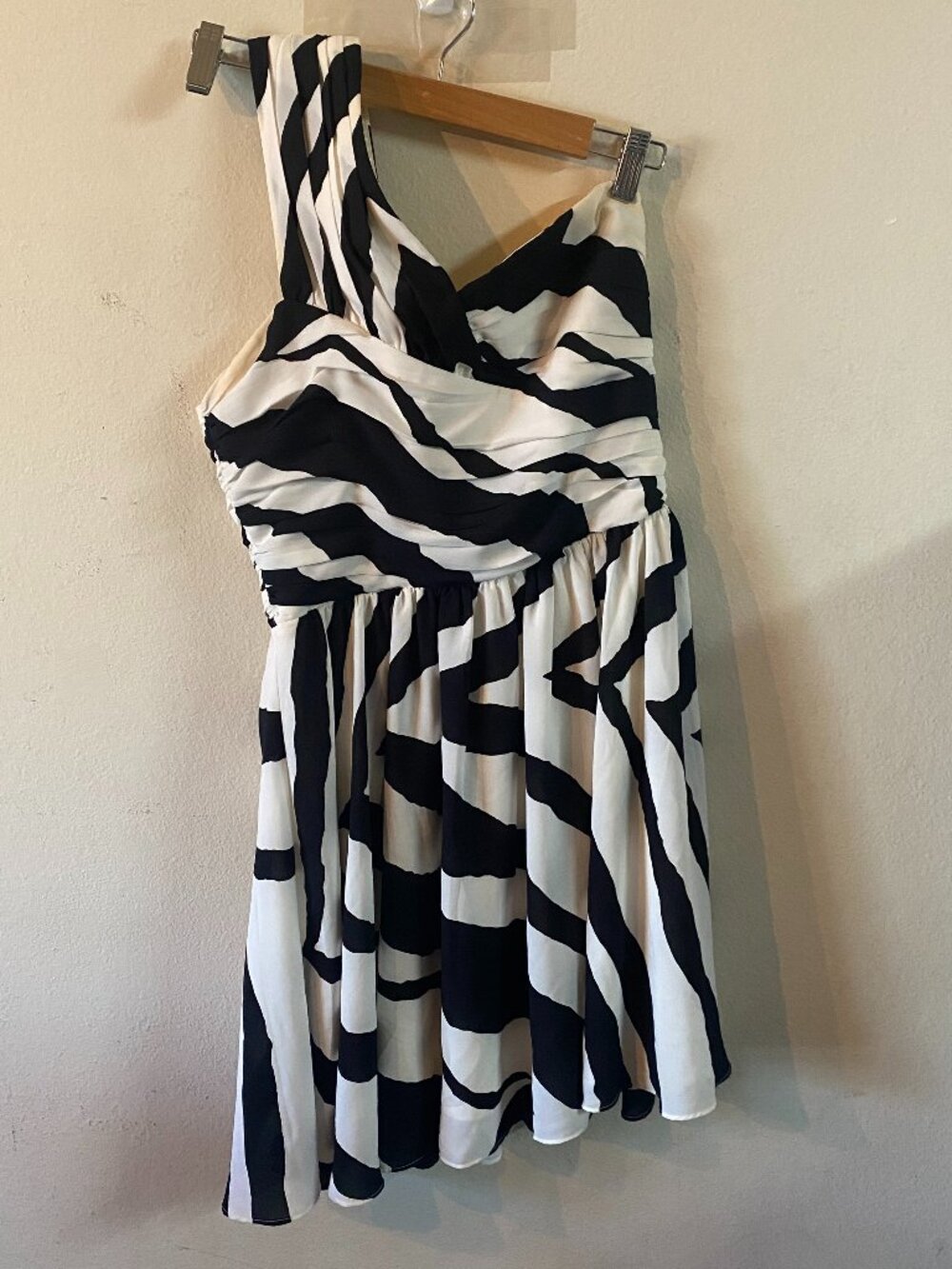 EXPRESS SIZE 8 BLACK/WHITE ZEBRA PRINT ASYMMETRICAL 1-SHOULDER PARTY MINI DRESS